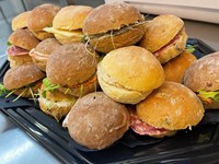Plateau sandwichs 35 pièces blancs et aux céréales avec crudités